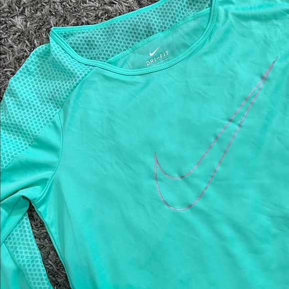 Women’s Nike Long Sleeve Athletic Top - Picture 2 of 4